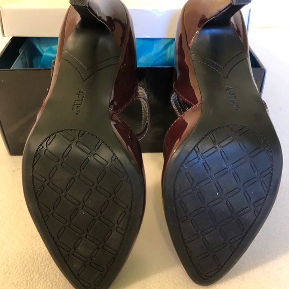 Apt. 9 burgundy heels size 6. - Picture 2 of 6
